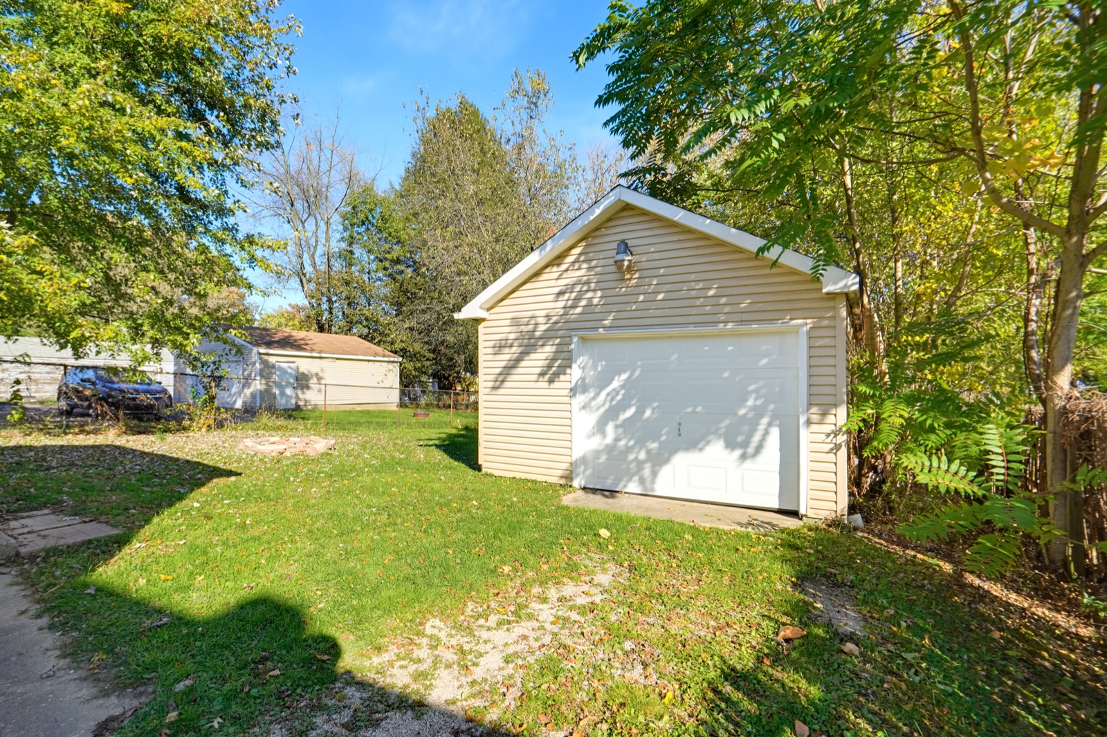 Detached 1-car garage