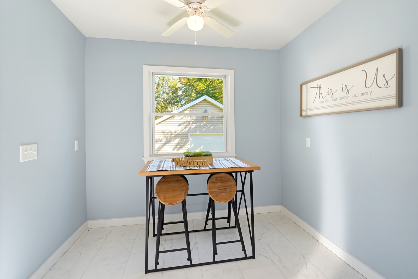Eat-in area off the kitchen